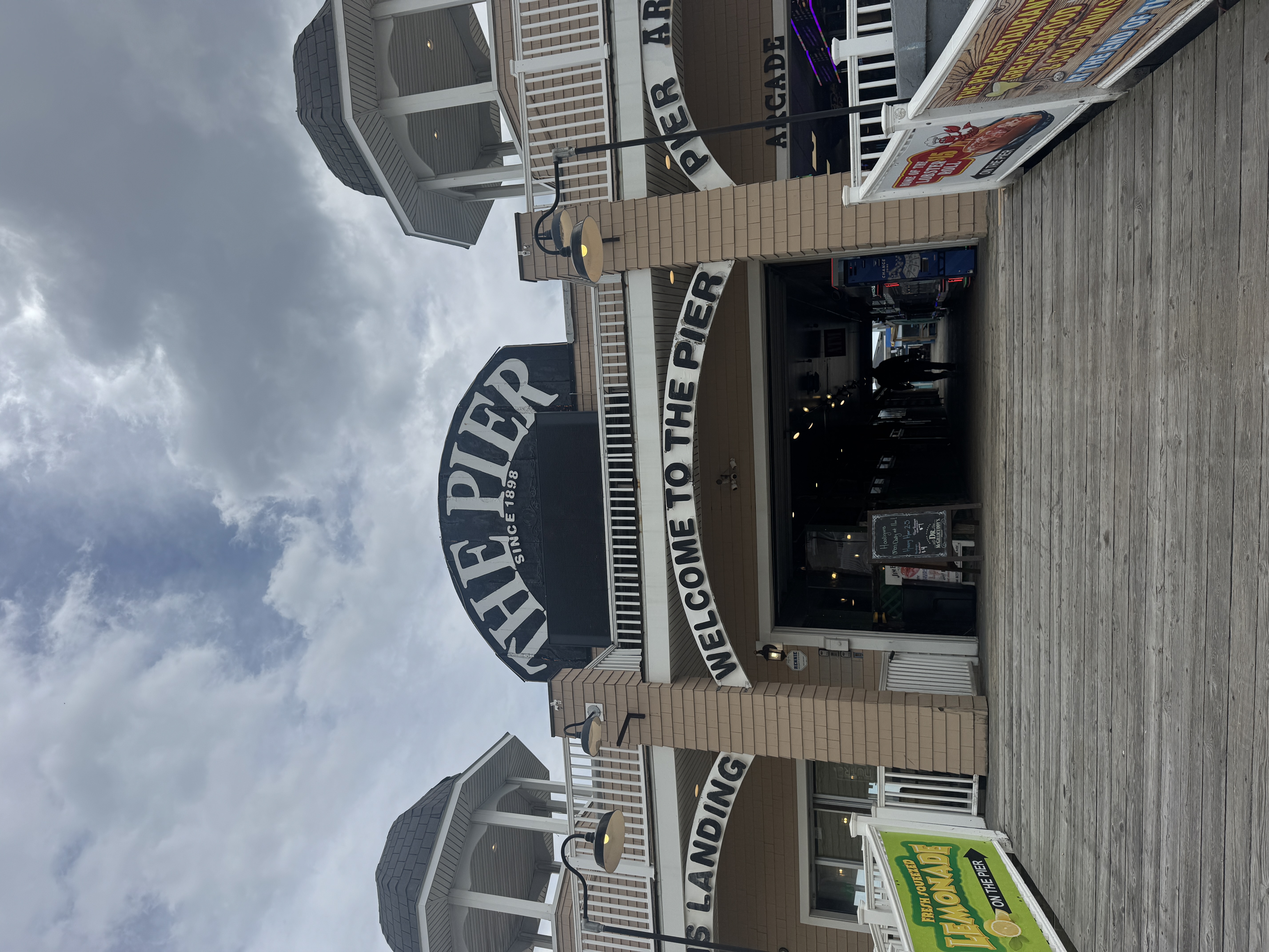 Old Orchard Street and the Pier streetscape, ground level